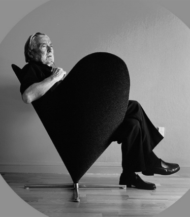 Verner Panton in een sculpturale fauteuil, iconisch opgevoerd in een monochrome, minimalistische esthetiek.