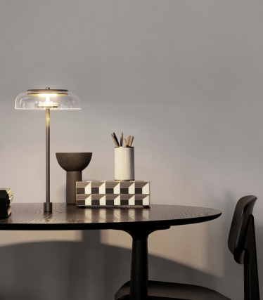 Elegante tafellamp op een modern bureau met stijlvolle woonaccessoires.
