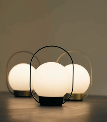 Drie draadloze Antidark Palla lampen met opaalglas en metalen handgrepen